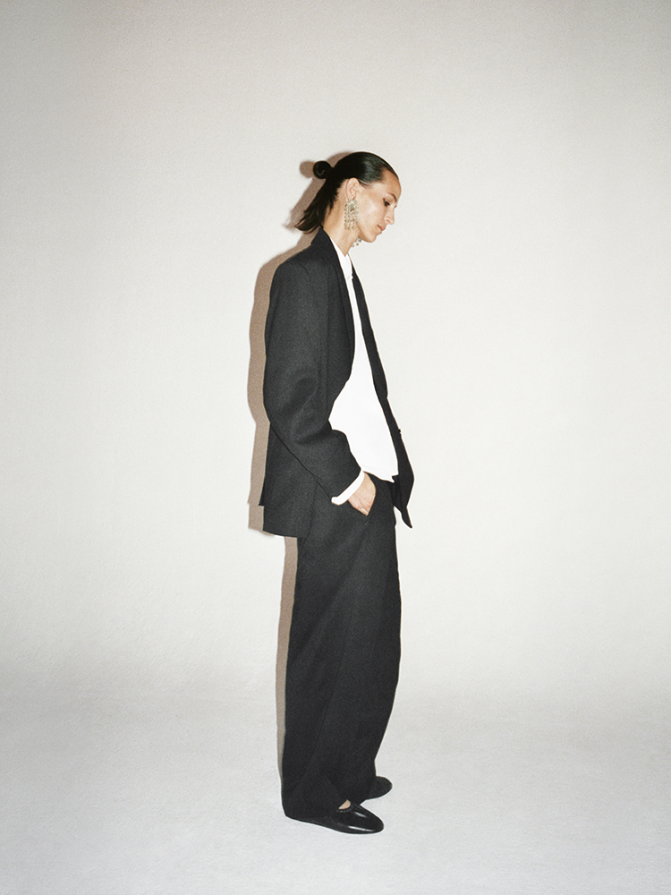 THE TAILORED BARREL-LEG TROUSERS