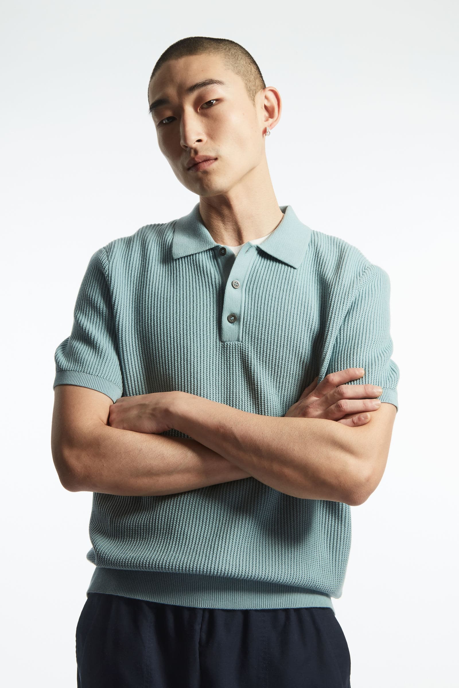 RACKING-STITCH KNITTED POLO SHIRT リブ編みニットポロシャツ｜COS