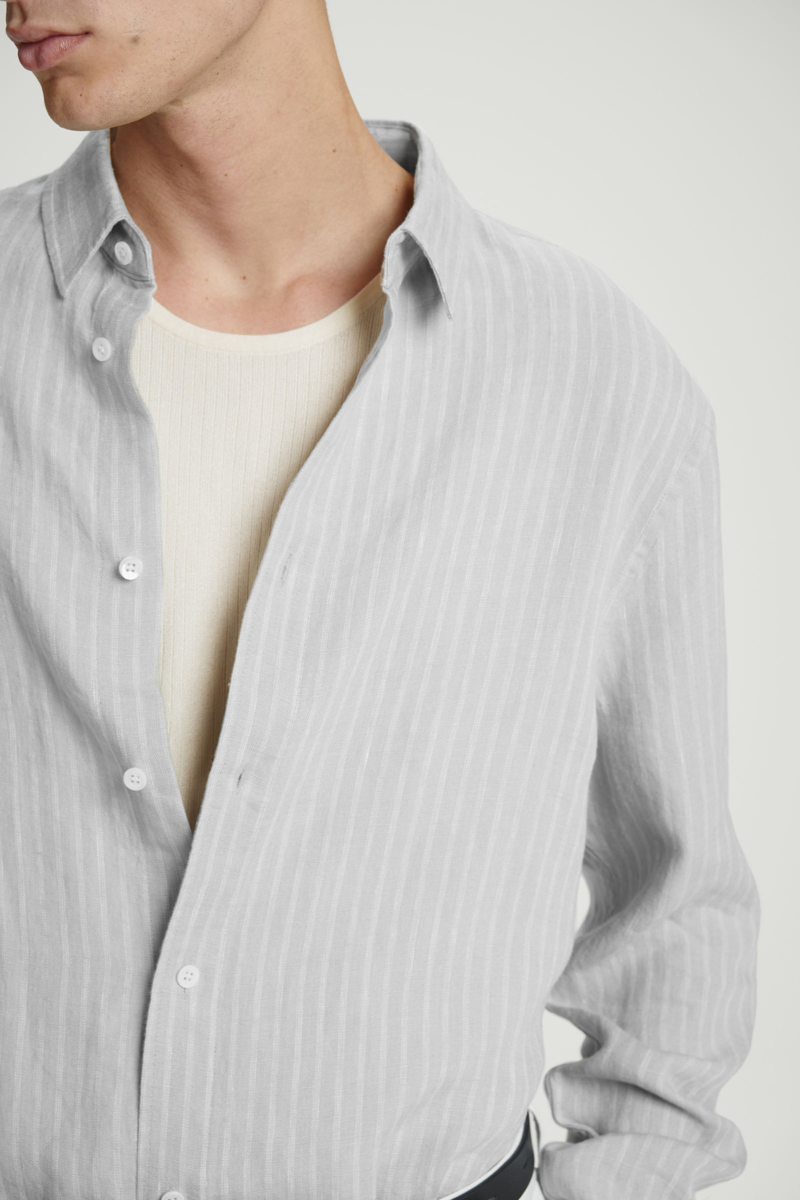 LONG-SLEEVED STRIPED LINEN SHIRT 長袖ストライプリネンシャツ｜COS コス 公式オンラインストア