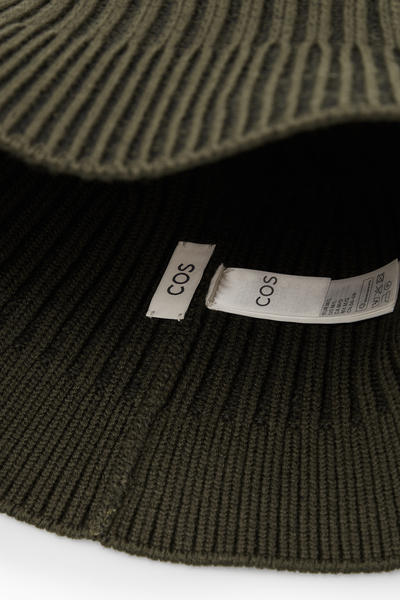 RIBBED MERINO WOOL BUCKET HAT リブ編みウールバケットハット｜COS