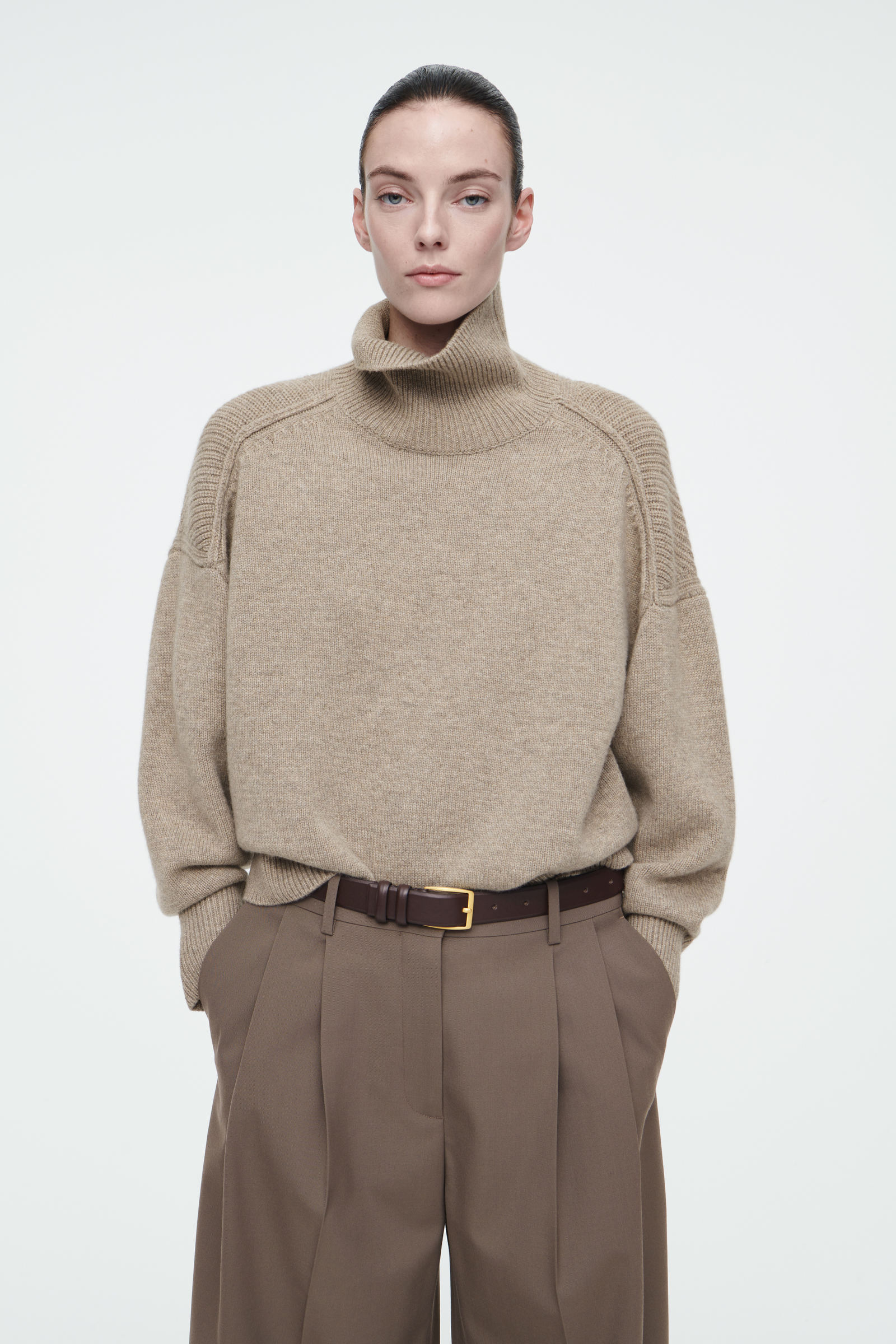 RIBBED MERINO WOOL TURTLENECK JUMPER リブ編みメリノウールタートルネックセーター｜COS コス 公式オンラインストア