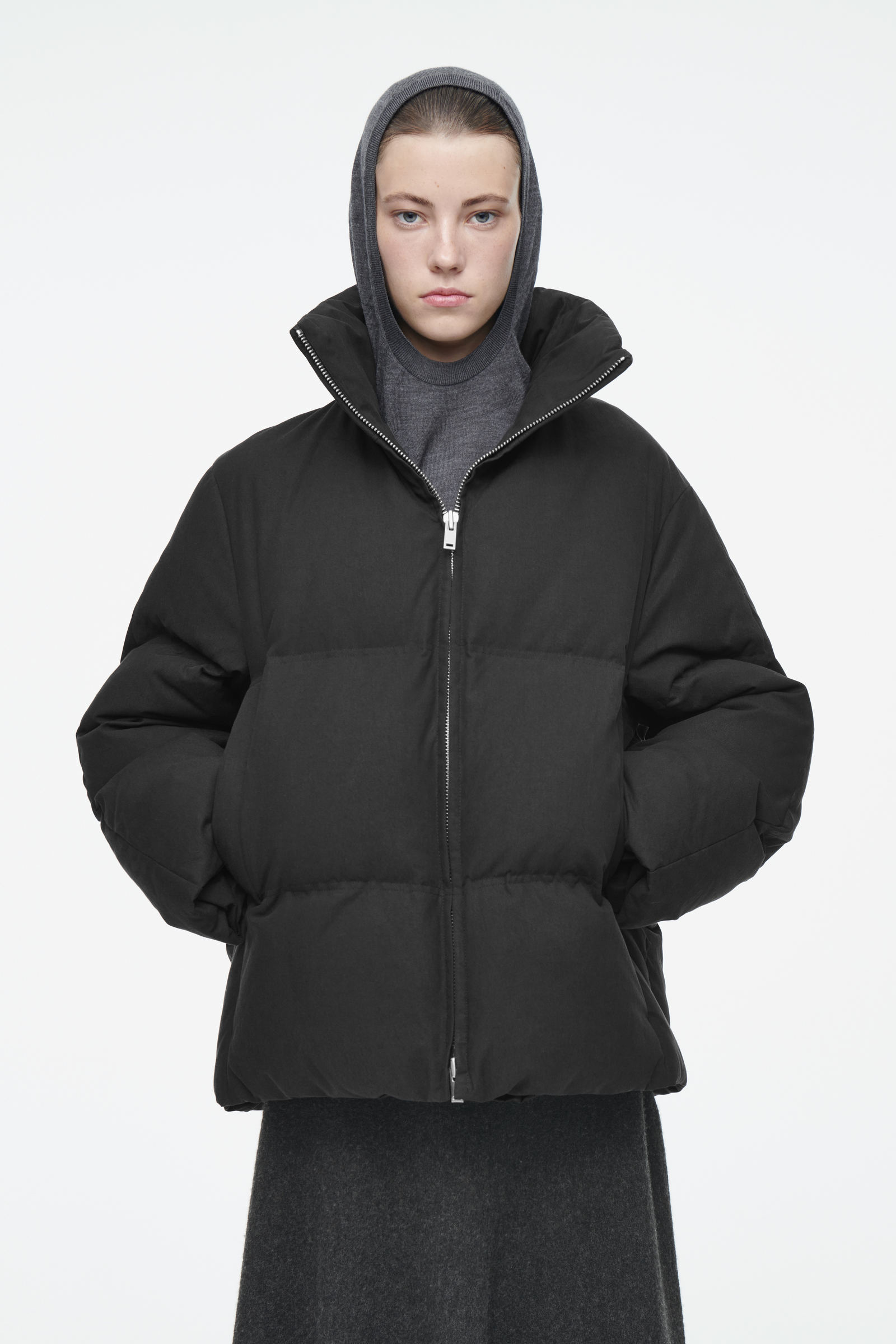 OVERSIZED HOODED DOWN PUFFER JACKET オーバーサイズフード付きダウンパファージャケット｜COS コス  公式オンラインストア