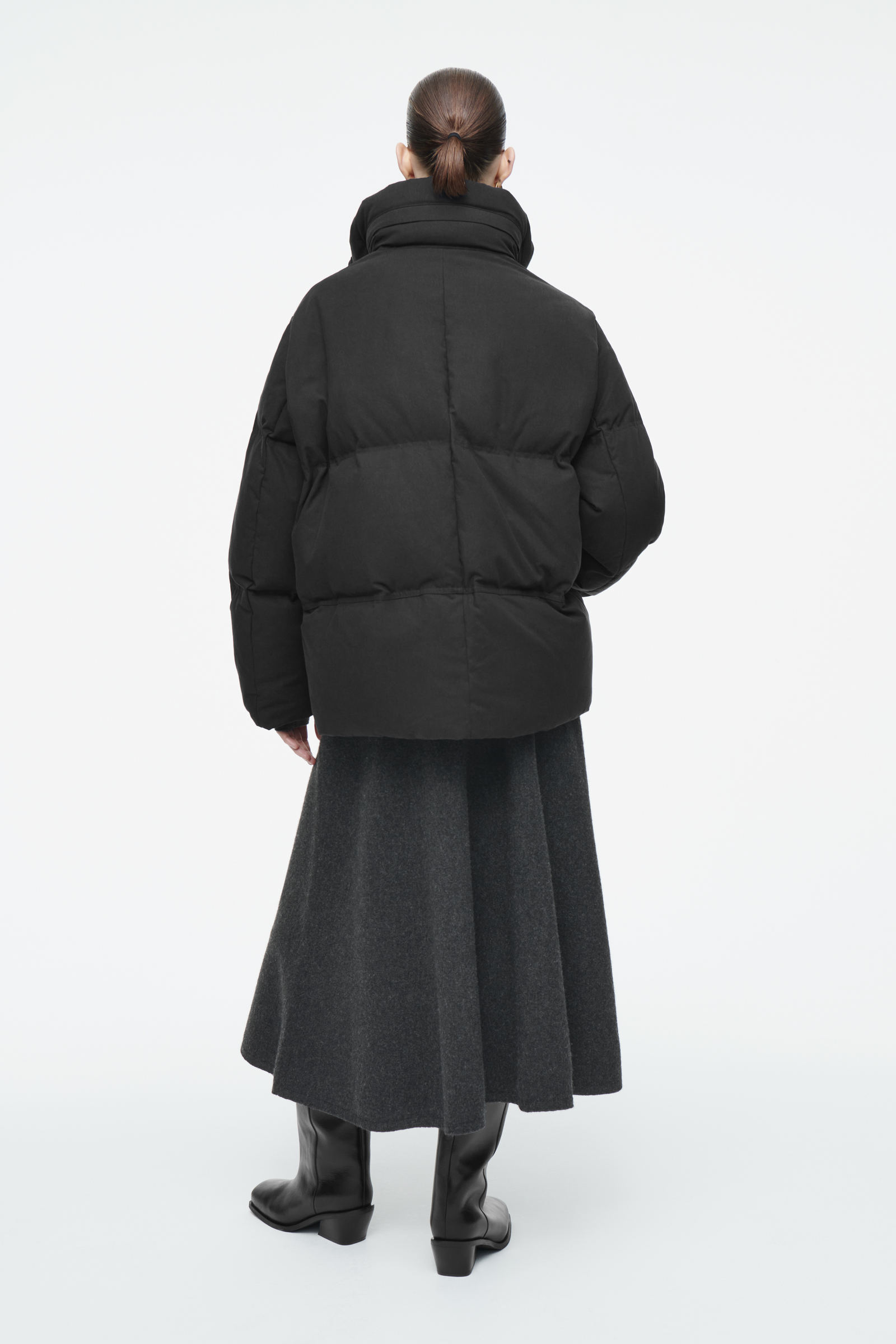 OVERSIZED HOODED DOWN PUFFER JACKET オーバーサイズフード付きダウンパファージャケット｜COS コス  公式オンラインストア