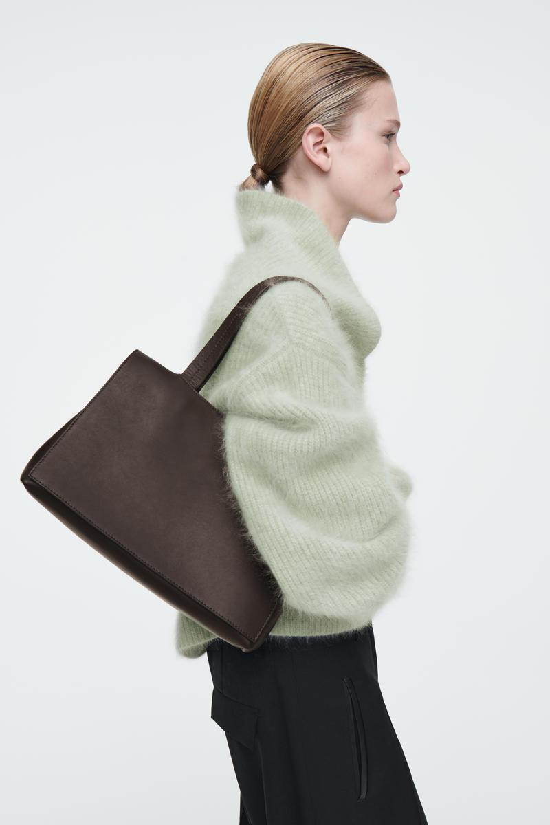 THE SMALL FLAP TOTE - LEATHER