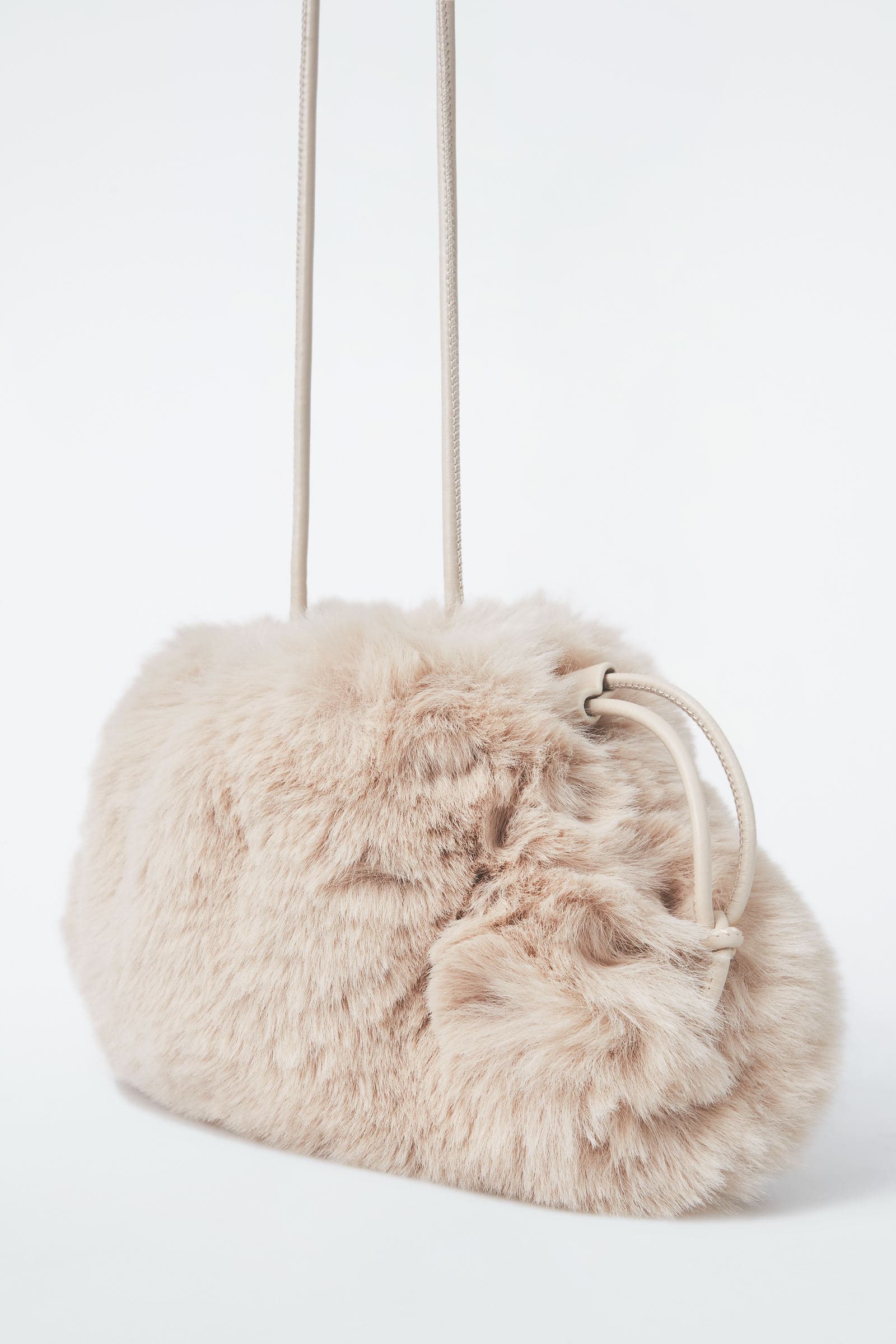 CAVATELLI MINI CLUTCH - FAUX FUR CAVATELLIミニクラッチ - フェイクファー｜COS コス 公式オンラインストア