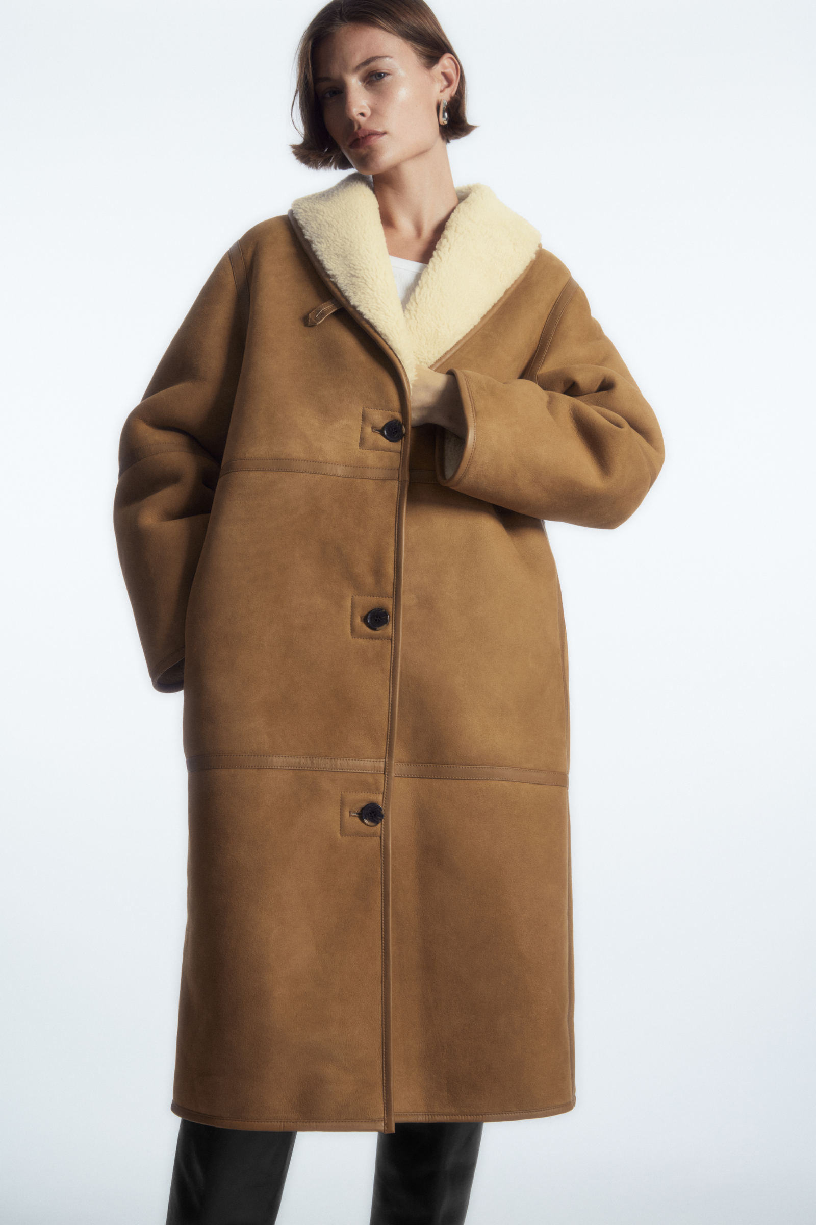 OVERSIZED REVERSIBLE SHEARLING COAT オーバーサイズ リバーシブルシャーリングコート｜COS コス  公式オンラインストア