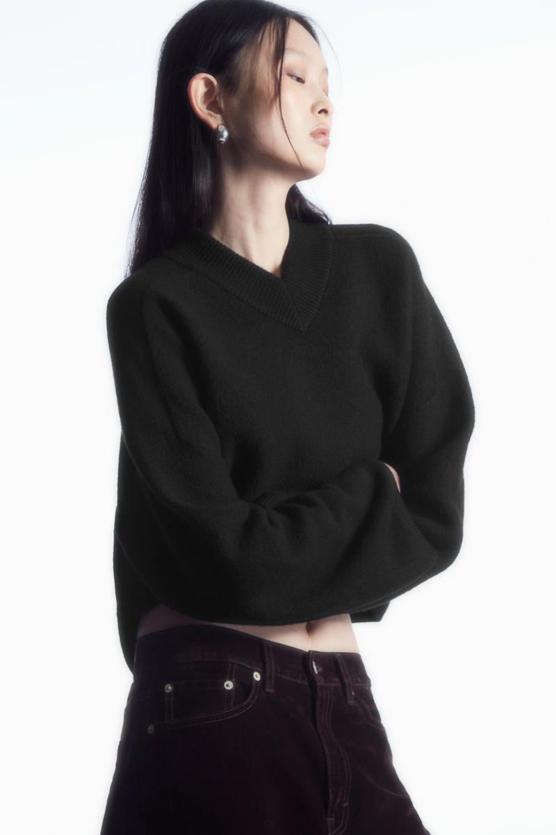 CROPPED V-NECK WOOL JUMPER