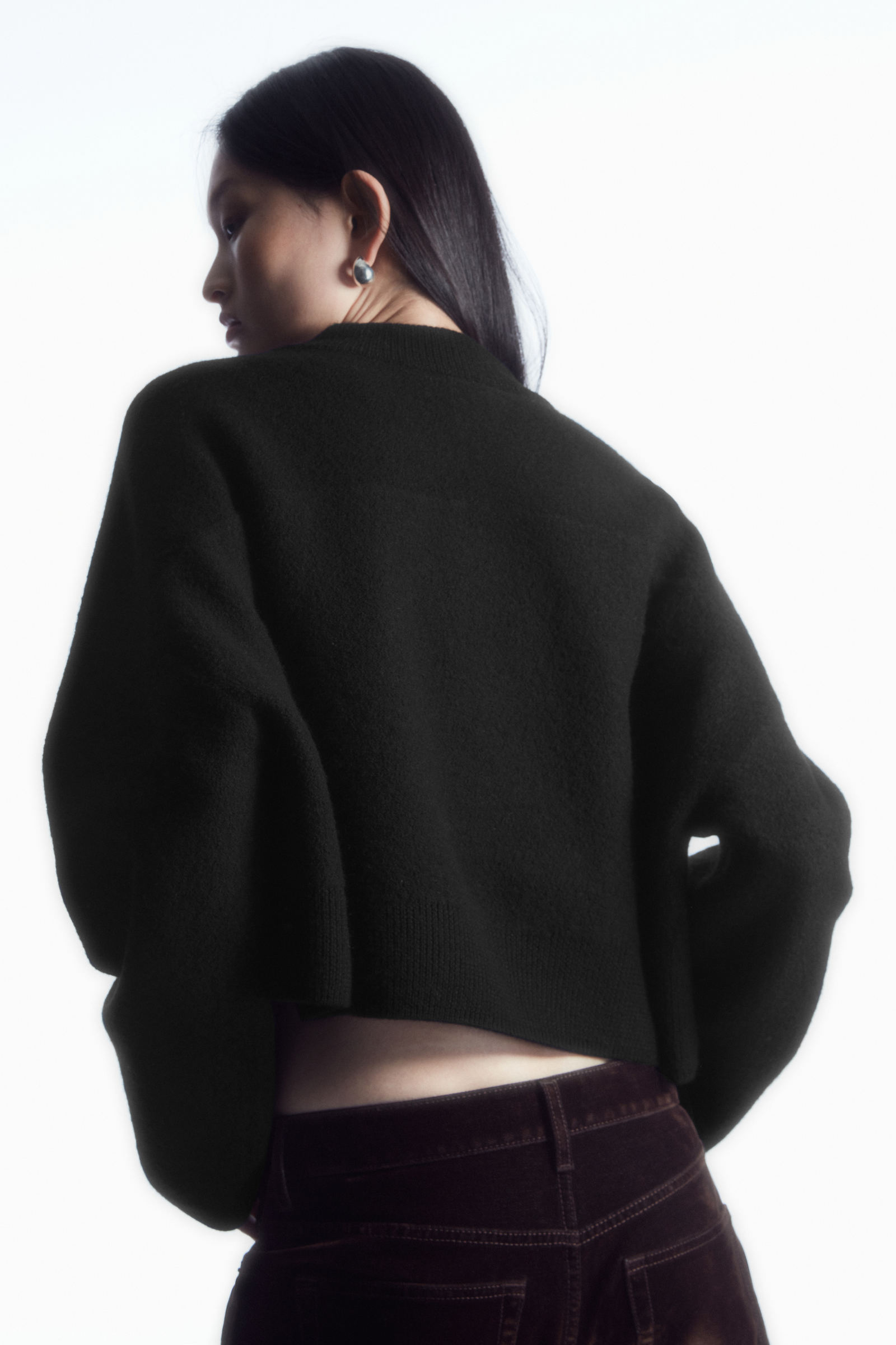 CROPPED V-NECK WOOL JUMPER クロップドVネックセーター｜COS コス 公式オンラインストア