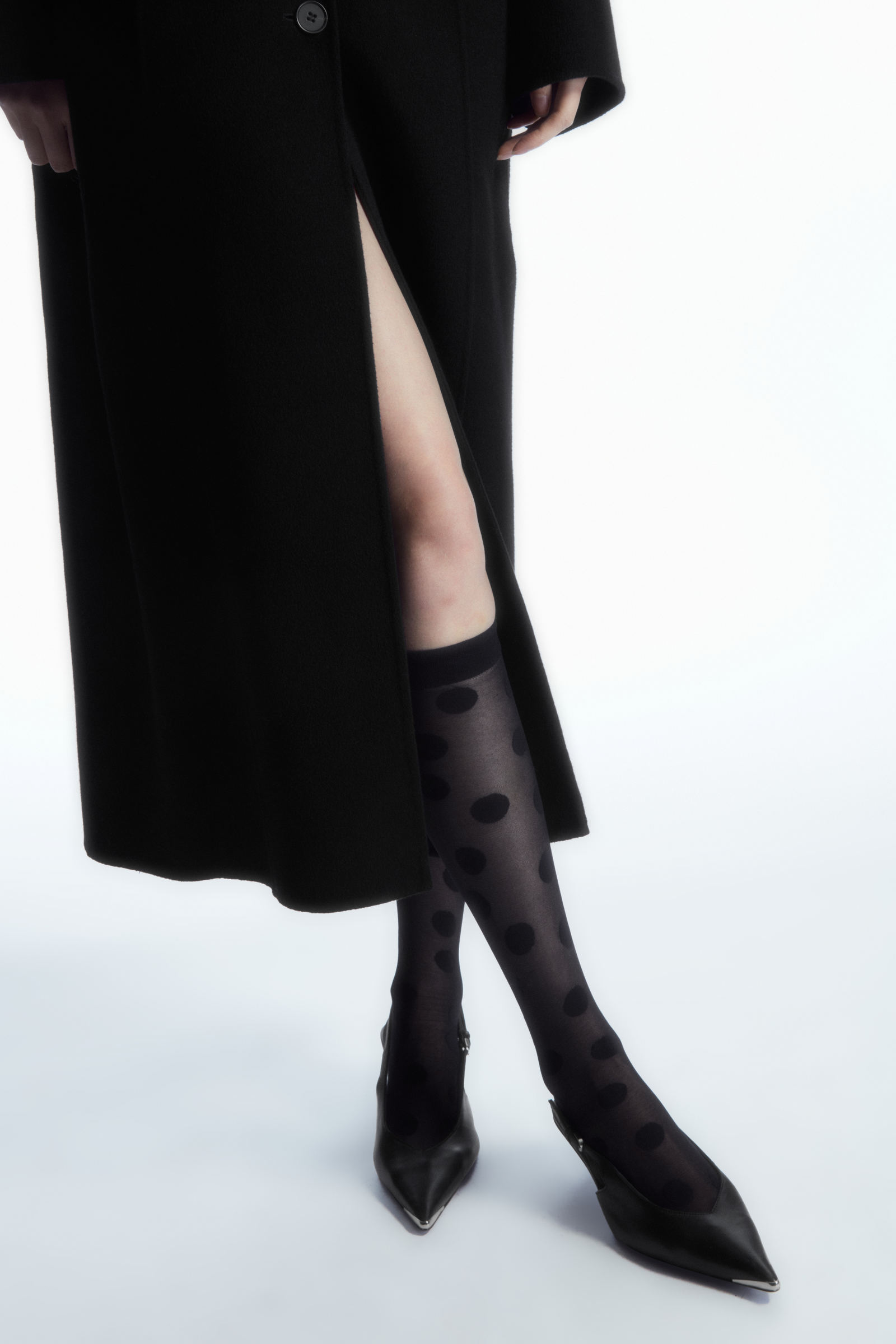 POLKA-DOT SEMI-SHEER KNEE-HIGH SOCKS ポルカドットセミシアーニーハイソックス｜COS コス 公式オンラインストア