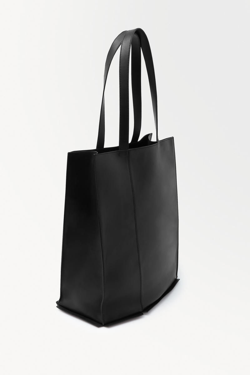 THE SCULPTED TOTE - LEATHER スカルプテッドトートバッグ - レザー｜COS コス 公式オンラインストア