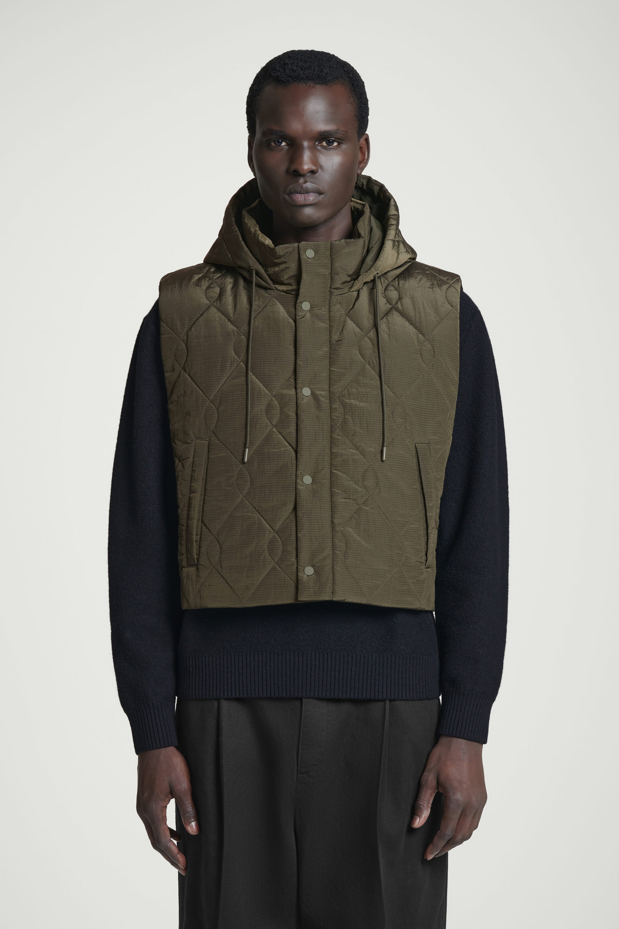 QUILTED HOODED HYBRID VEST