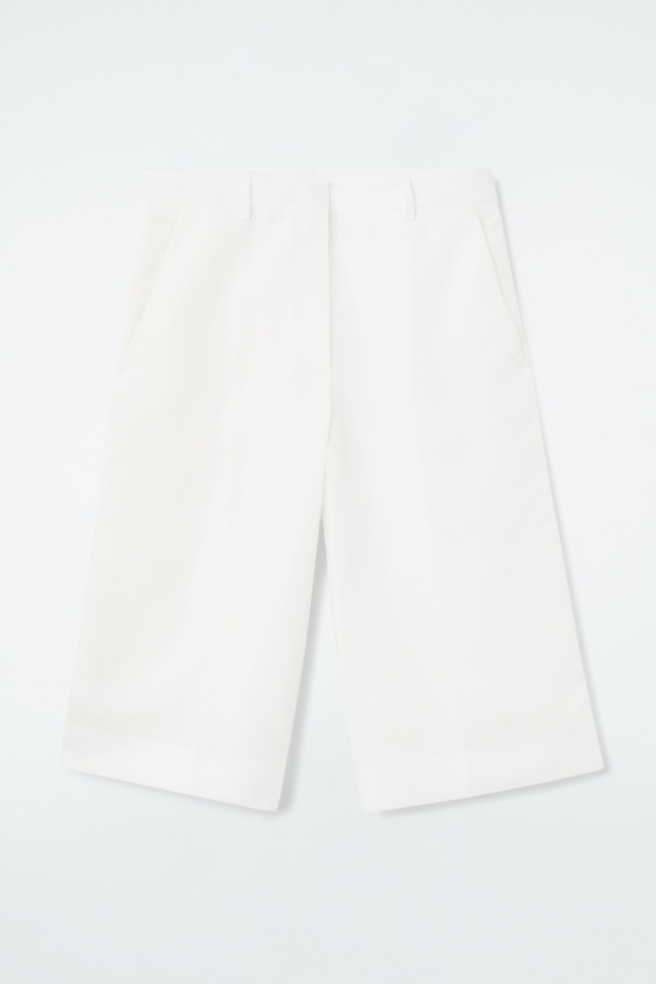 ELEGANTE KNIELANGE SHORTS