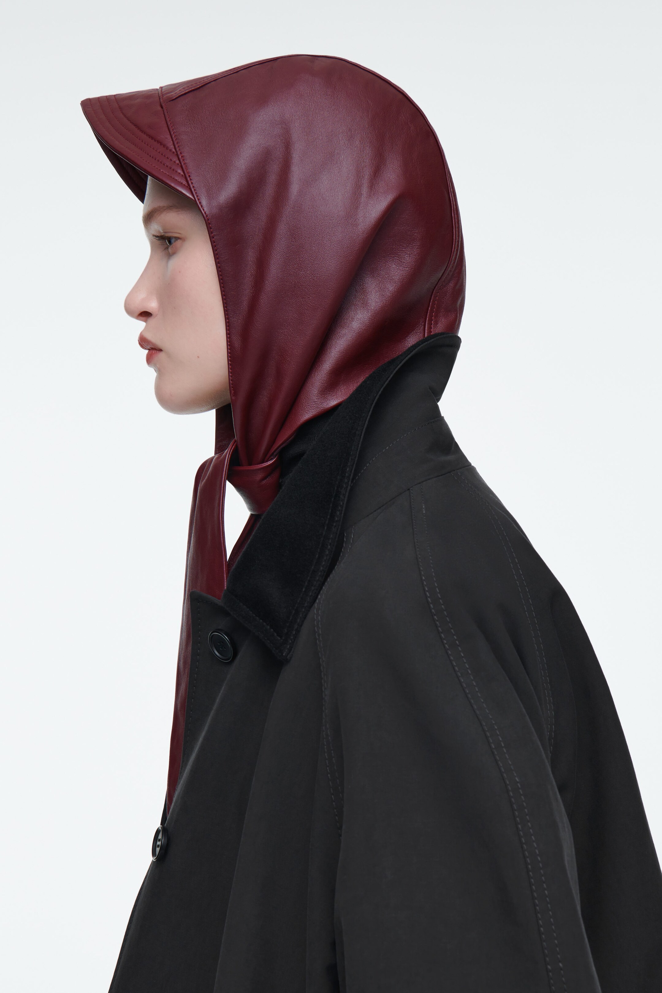 CAPUCHE À VISIÈRE EN CUIR