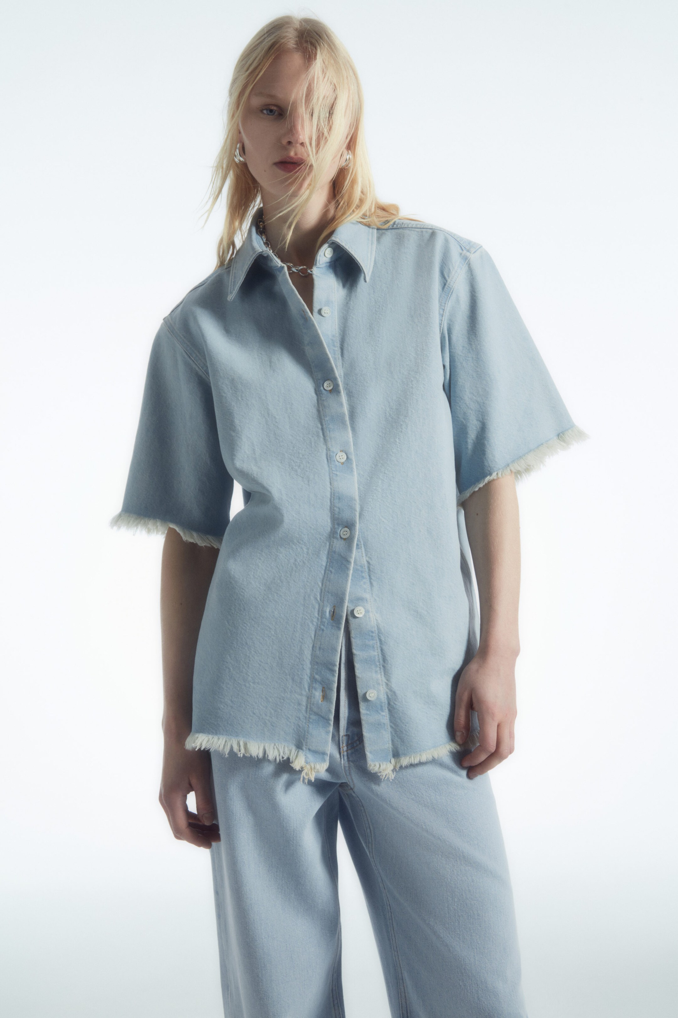 FRAYED SHORT-SLEEVED DENIM SHIRT