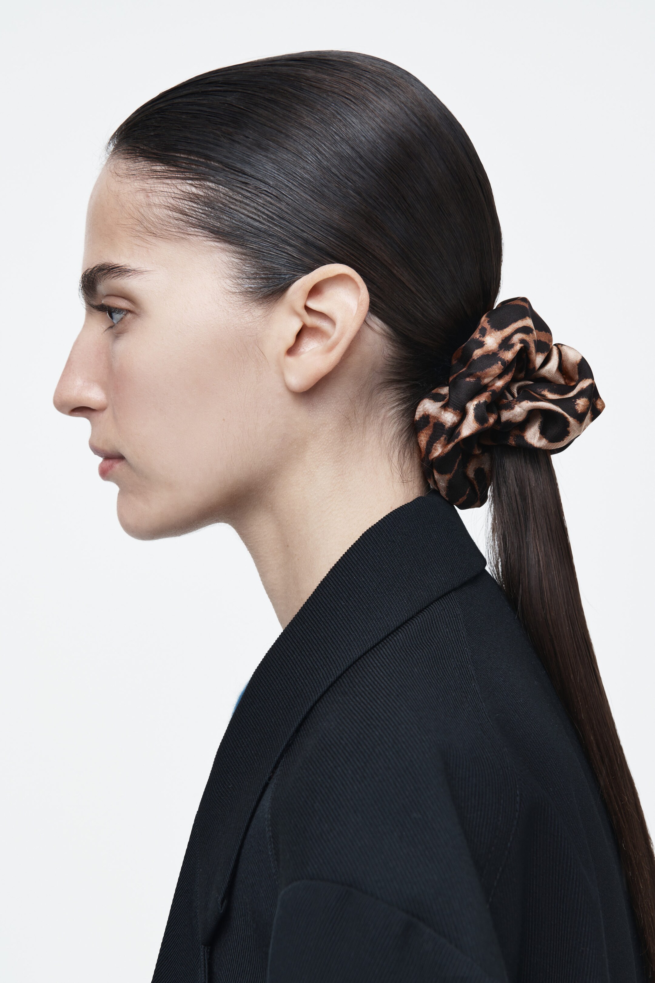 SCRUNCHIE IN SETA CON STAMPA LEOPARDATA