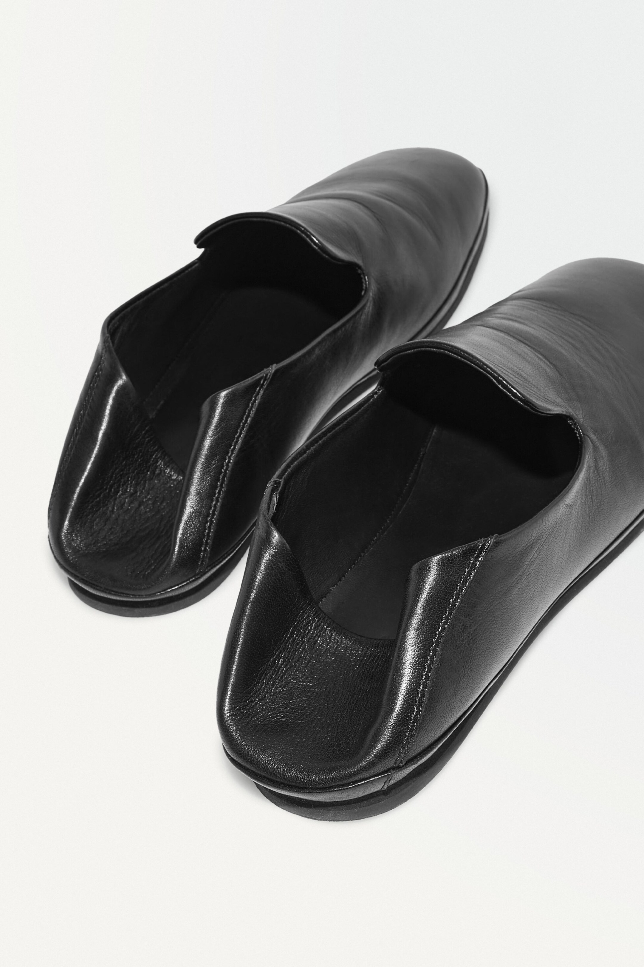 THE LEATHER SLIP-ON SHOES