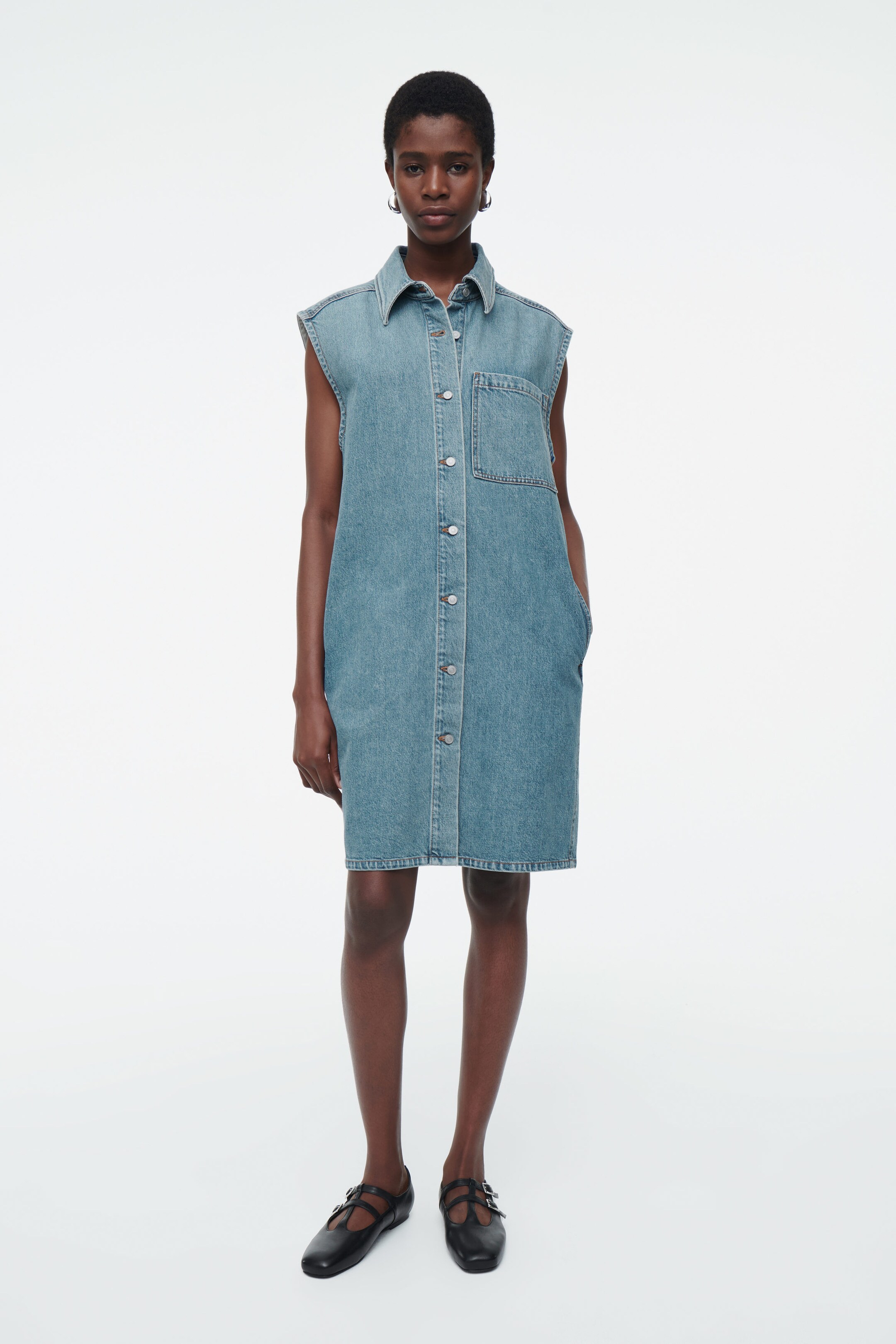 ROBE-CHEMISE COURTE SANS MANCHES EN DENIM