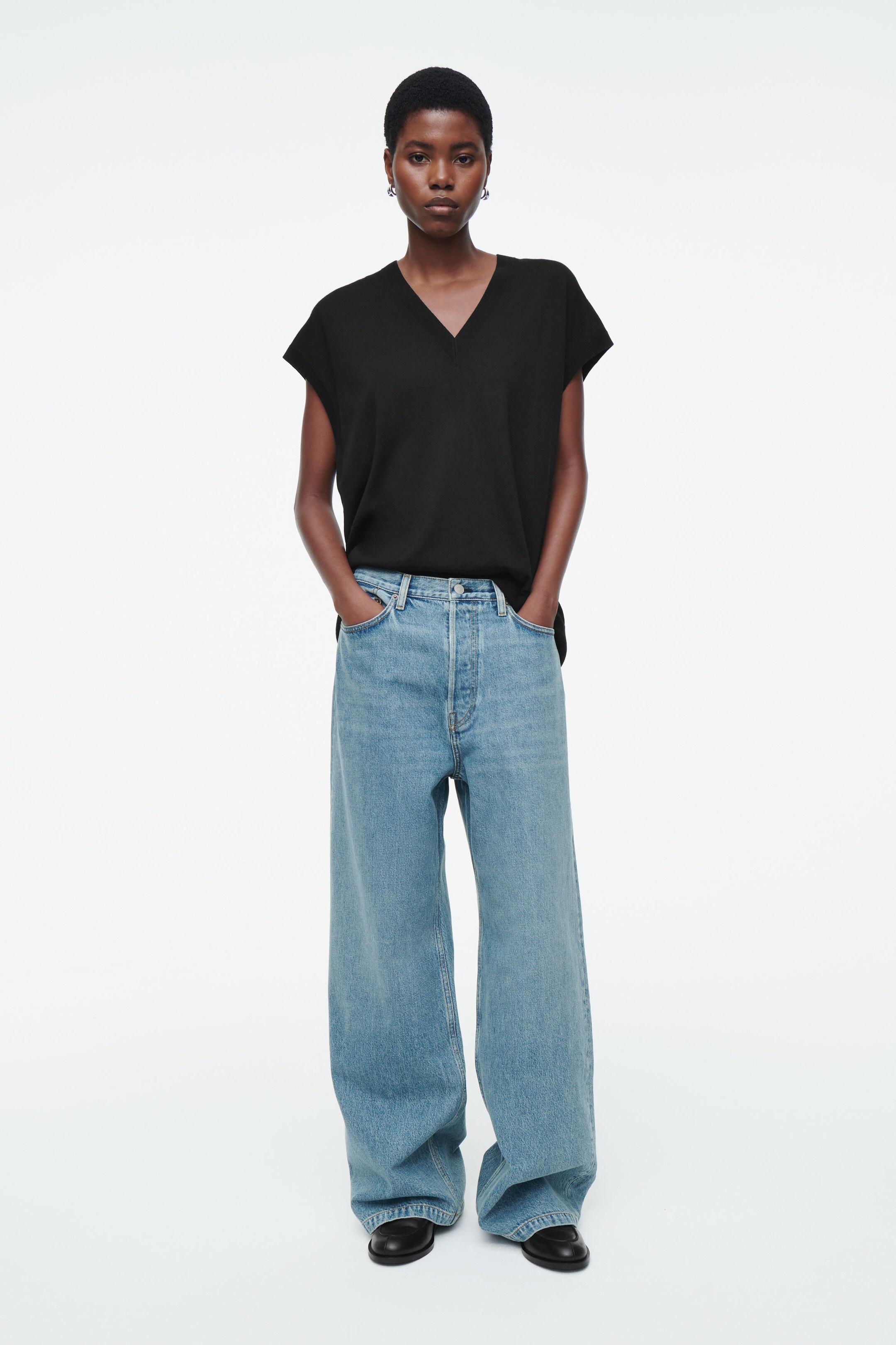 VOLUME JEANS MIT WEITEM BEIN