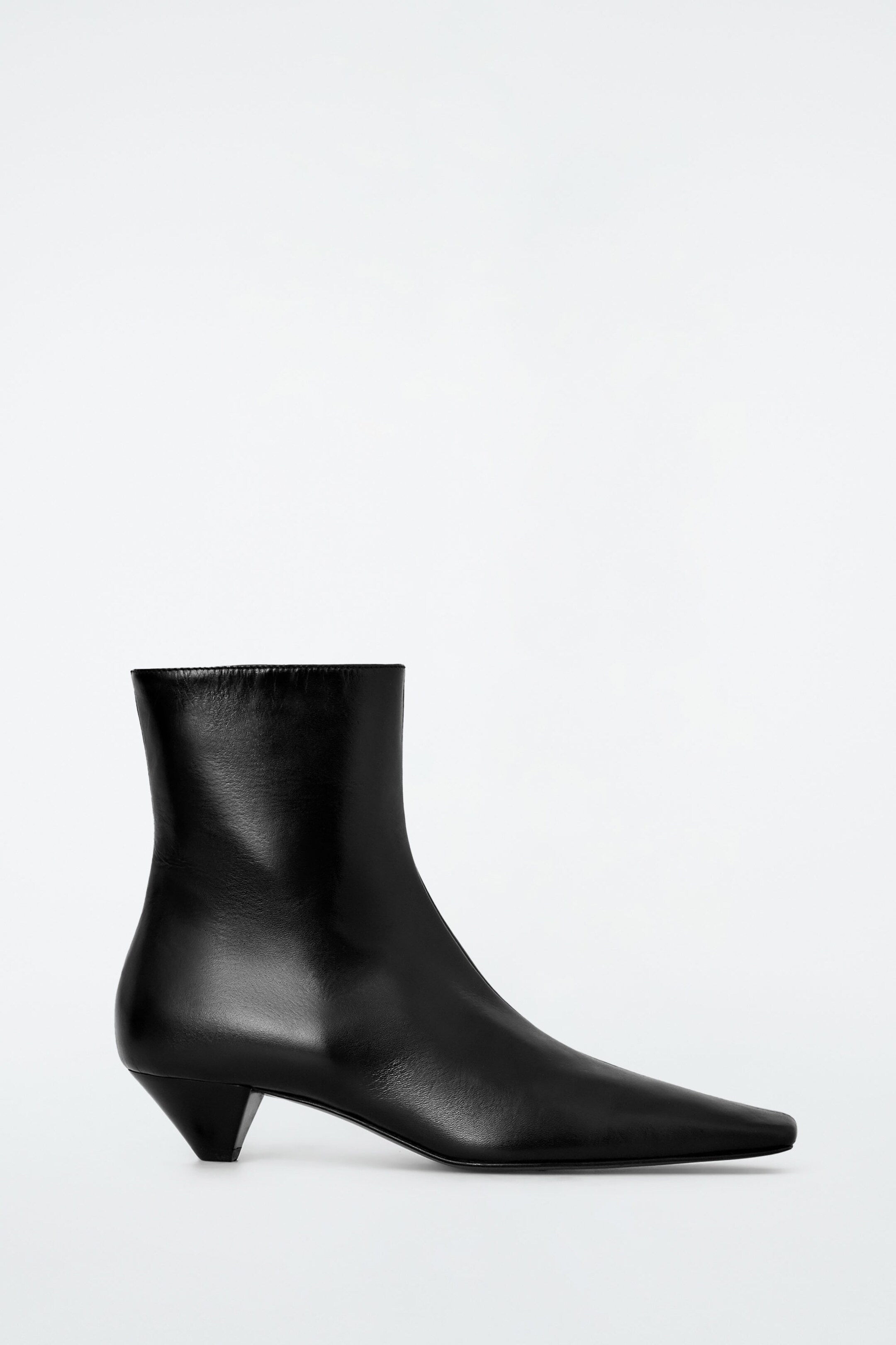 ANKLE BOOTS MIT KARREEFÖRMIGER ZEHENPARTIE