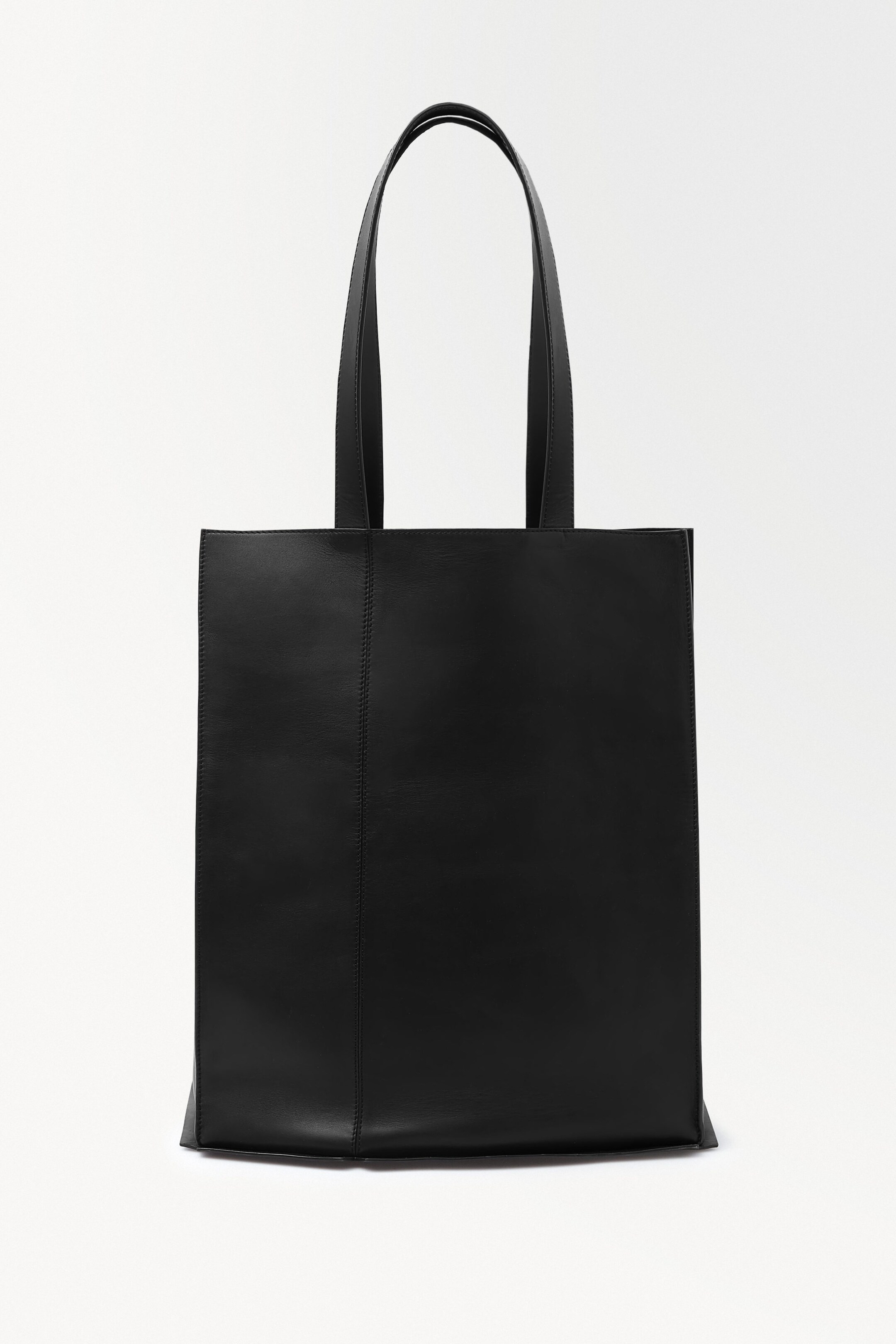 DIE SKULPTURALE TOTE BAG AUS LEDER