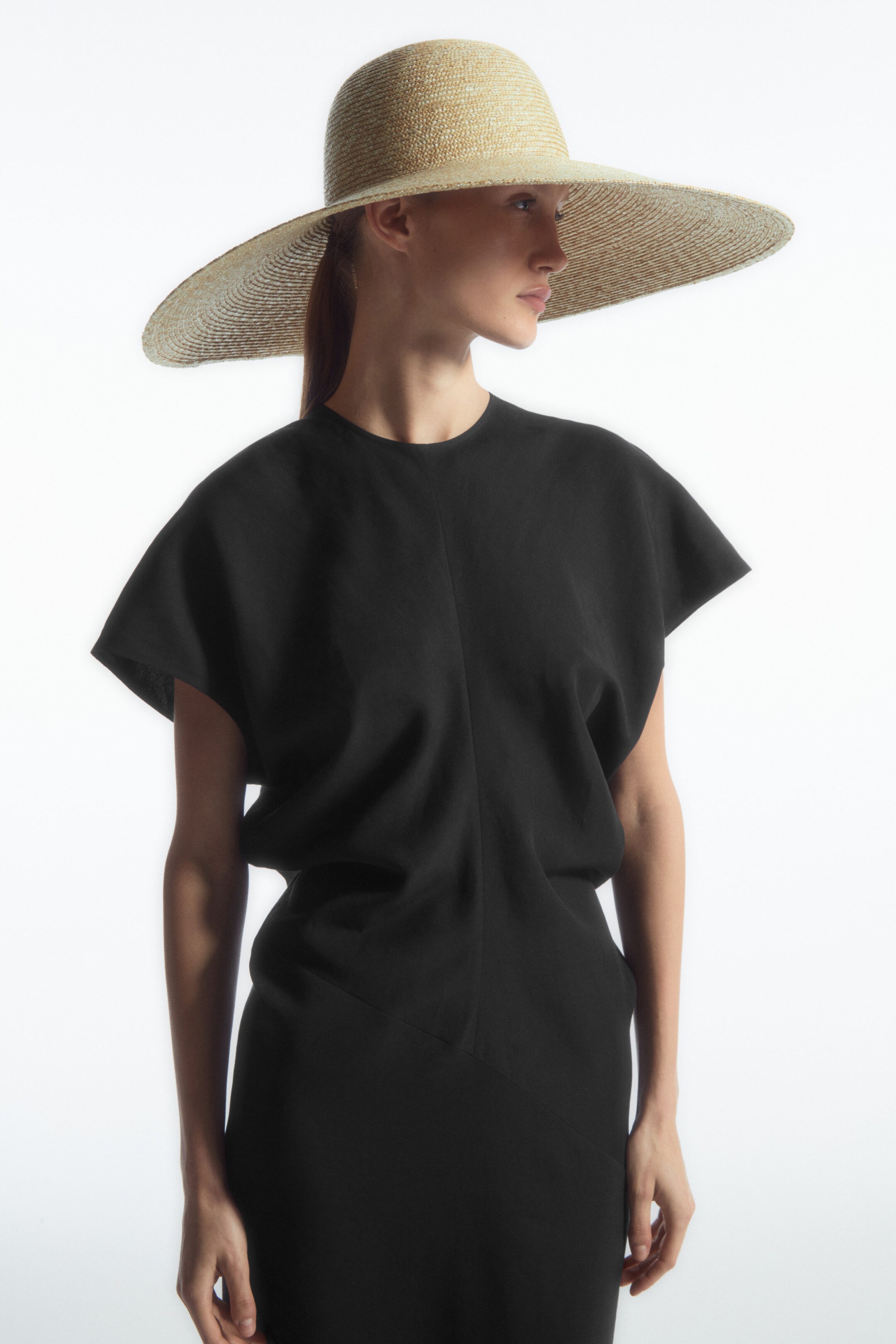 CHAPEAU EN PAILLE OVERSIZE