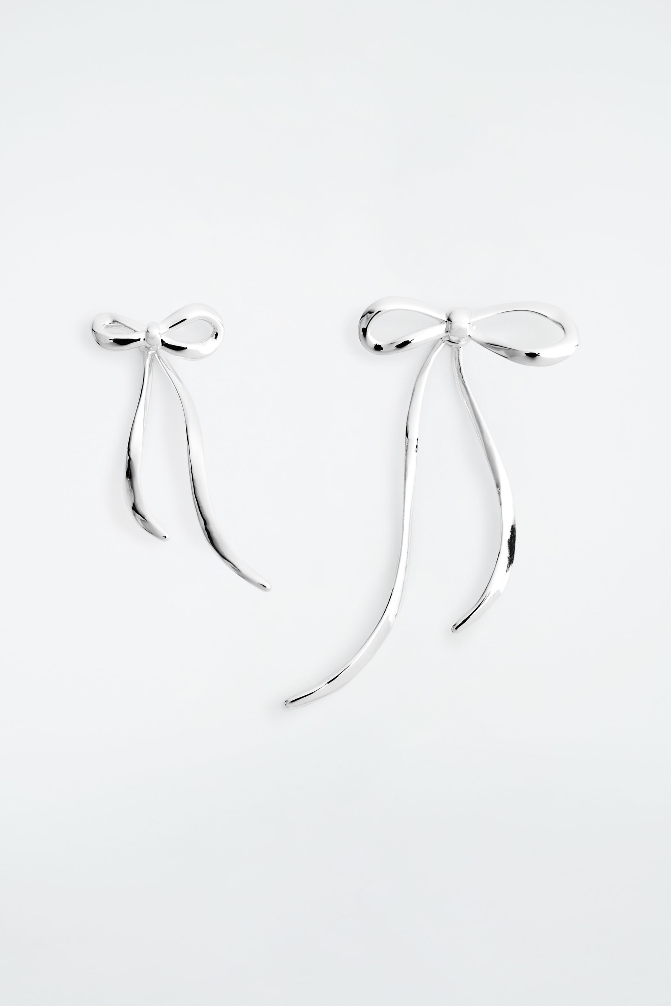 BOUCLES D'OREILLES DÉPAREILLÉES FAÇON NŒUDS