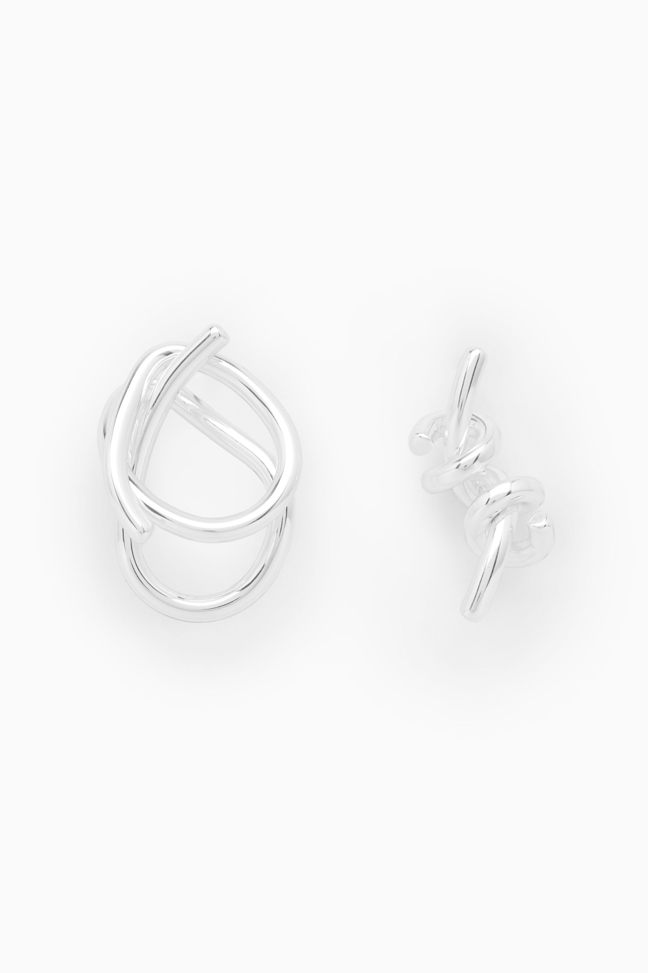 BOUCLES D'OREILLES SCULPTÉES DÉPAREILLÉES