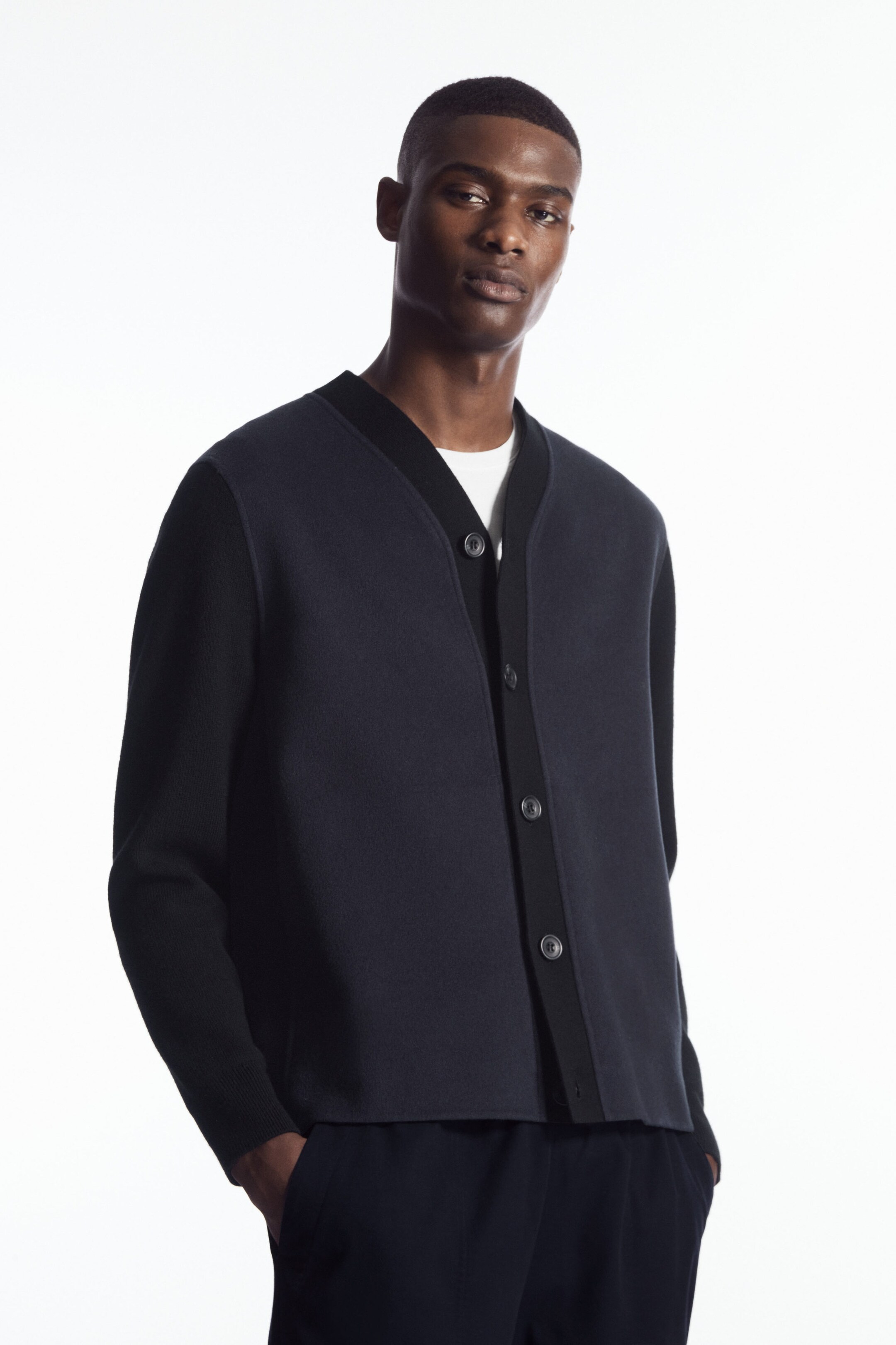 COLOUR-BLOCK PANELLED WOOL CARDIGAN - BLACK / NAVY