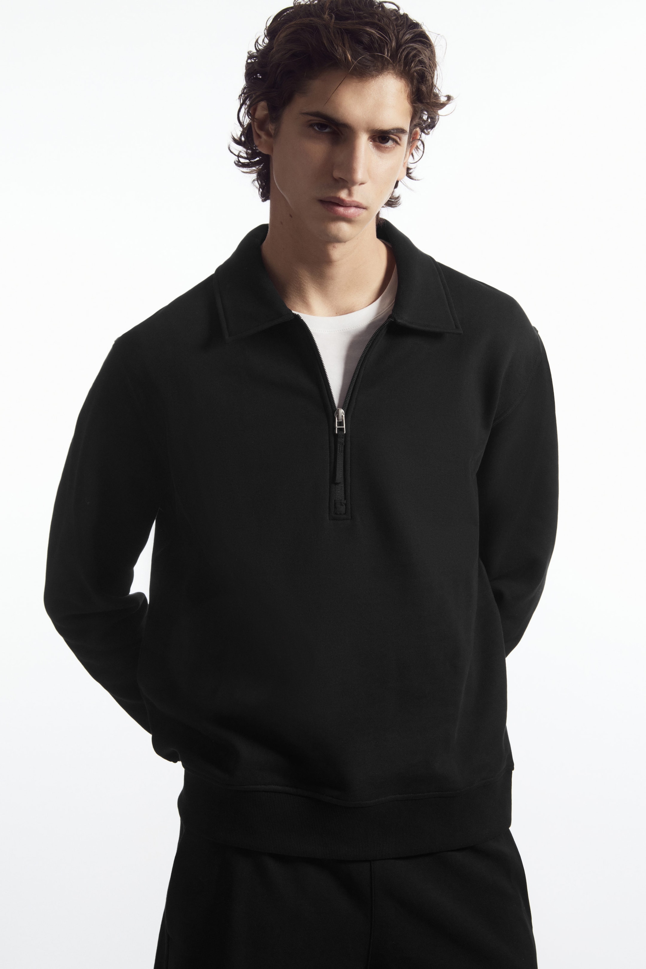 COLLARED HALF-ZIP SWEATSHIRT