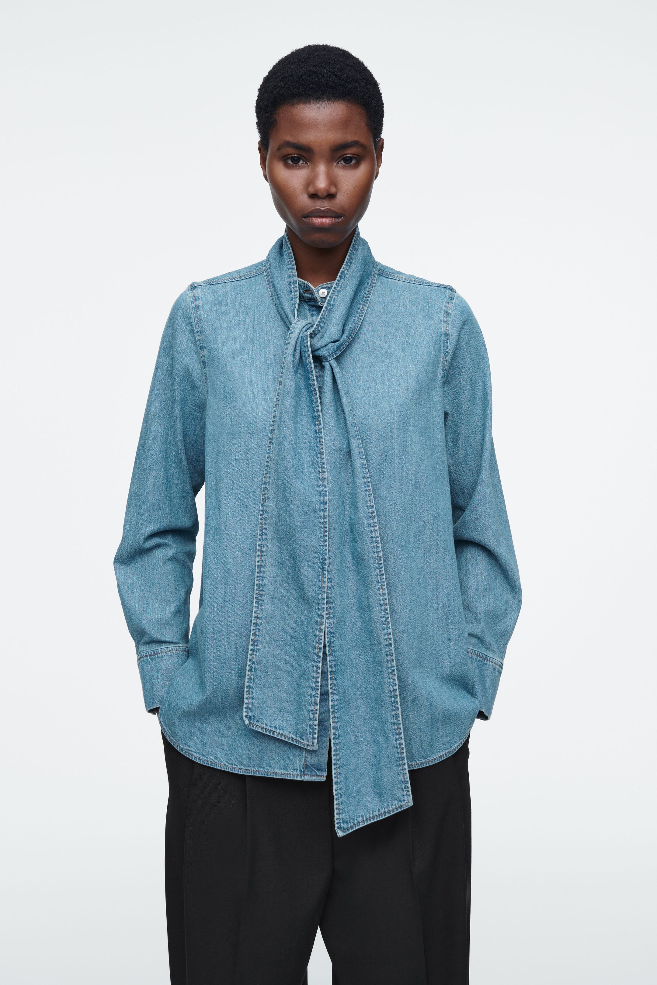 BLOUSE EN DENIM ENCOLURE À NOUER