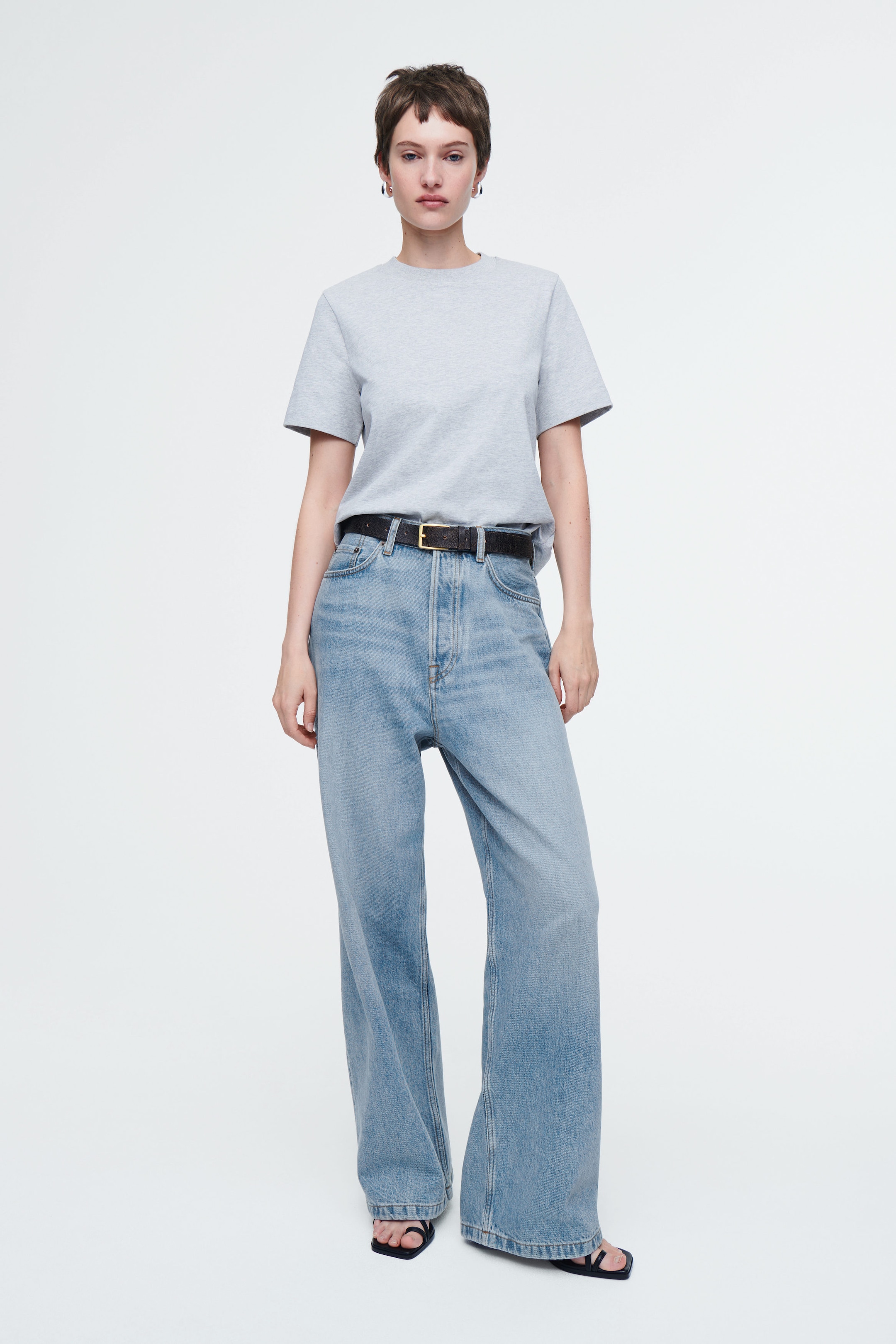 VOLUME JEANS MIT WEITEM BEIN