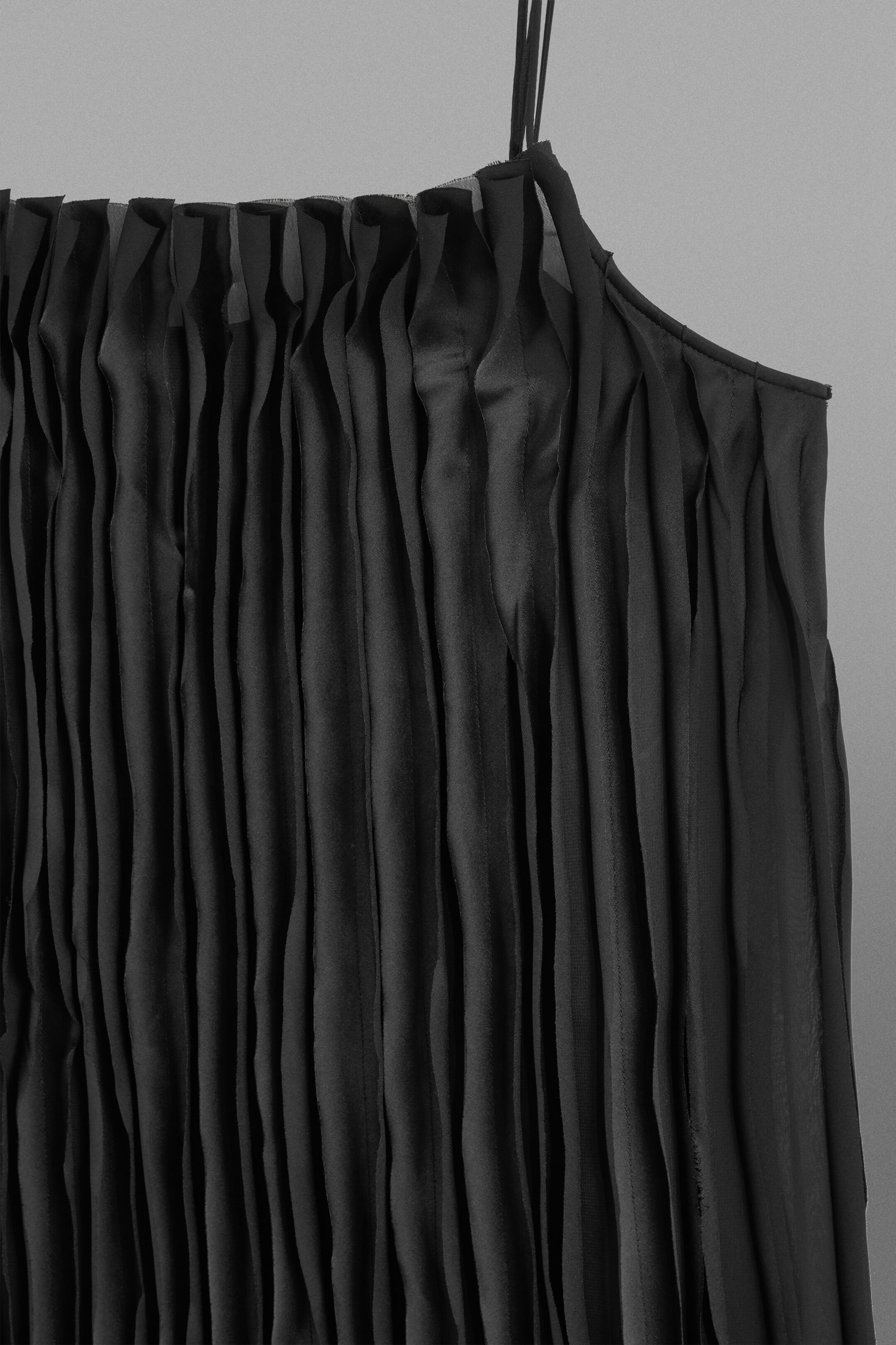 LA ROBE NUISETTE À SUPERPOSITION APPLIQUÉE