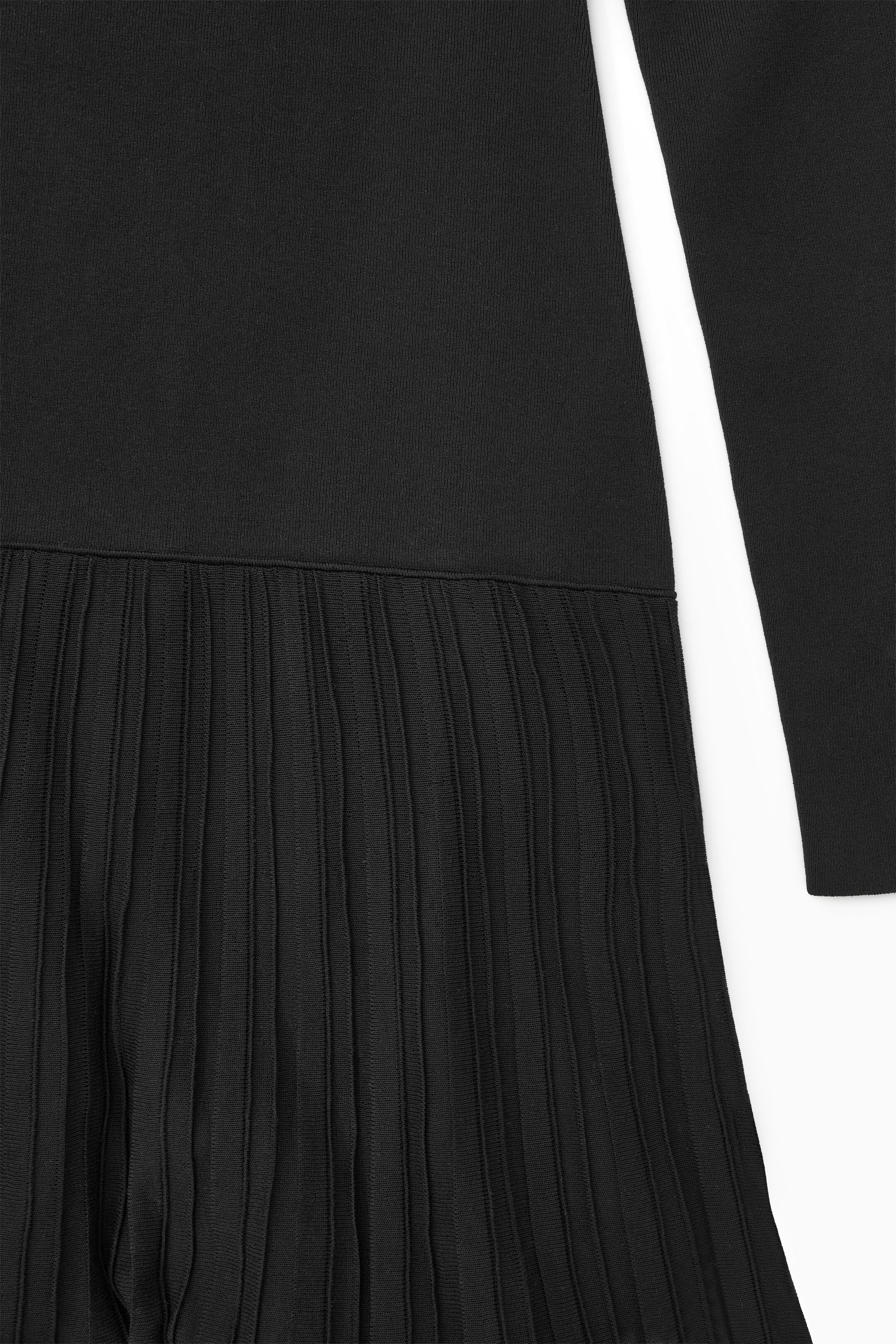 PLEATED KNITTED TURTLENECK MAXI DRESS