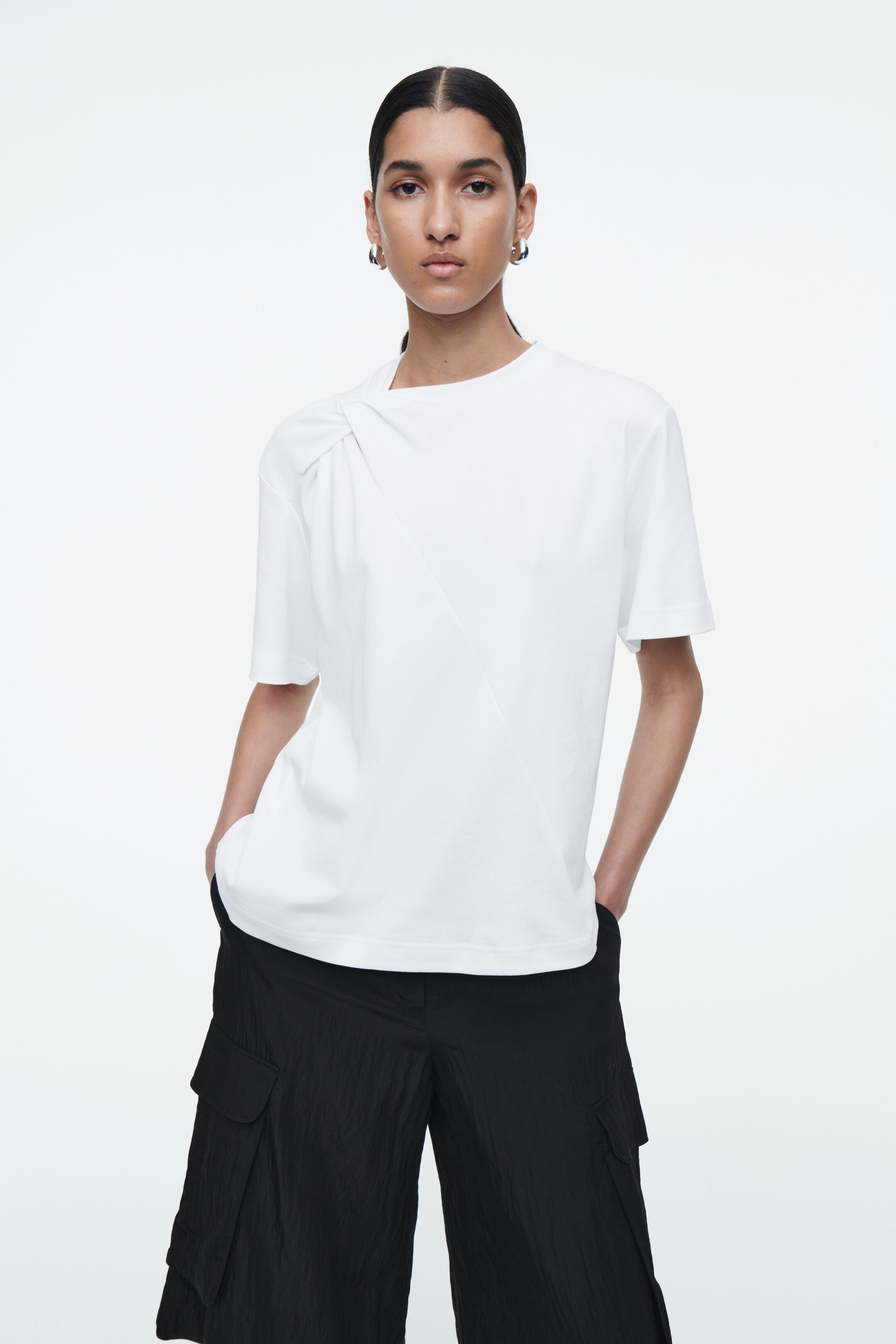 REGULAR TWIST-NECK T-SHIRT