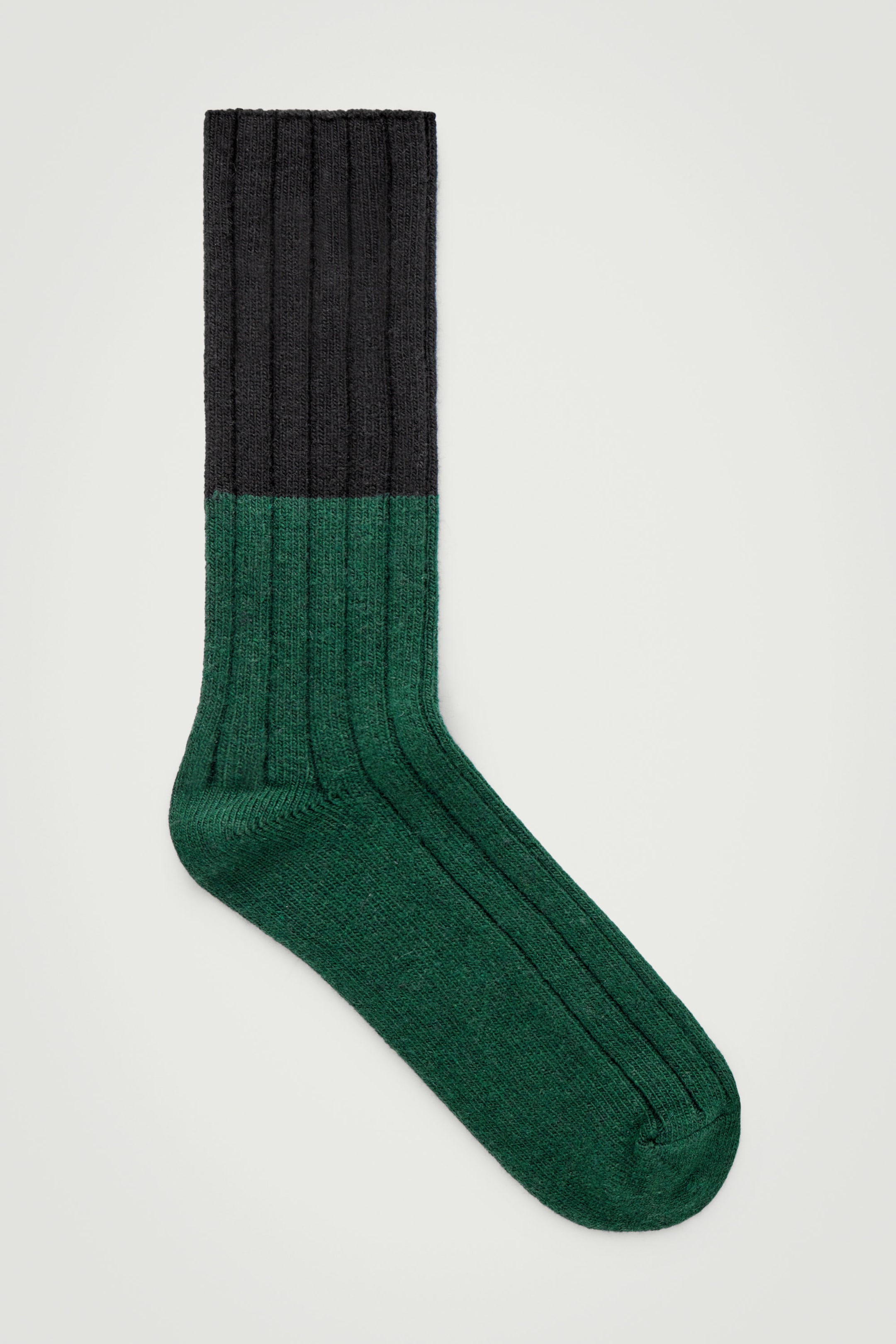 GERIPPTE SOCKEN MIT COLOUR-BLOCK-DESIGN