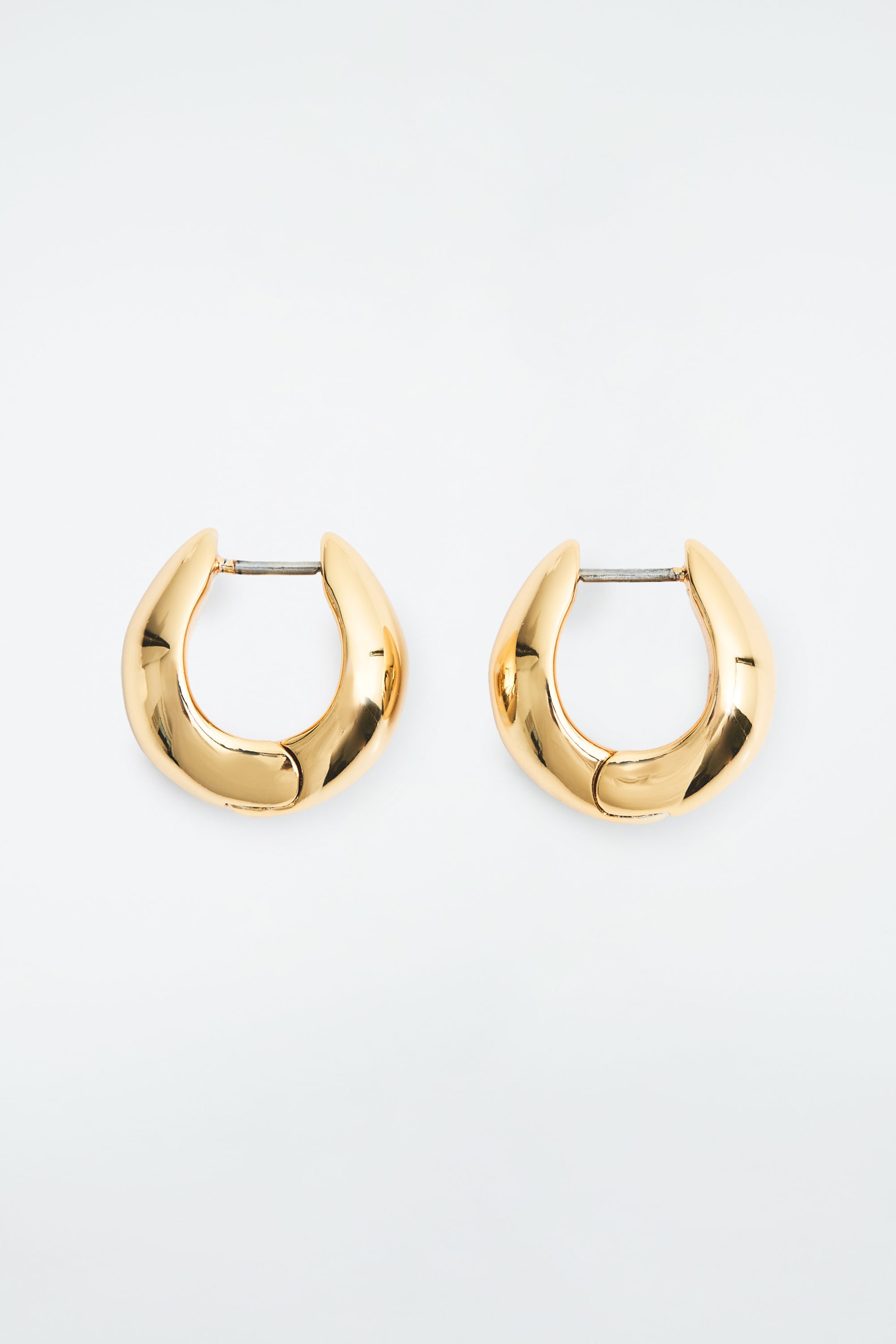 MINI CURVED HOOP EARRINGS