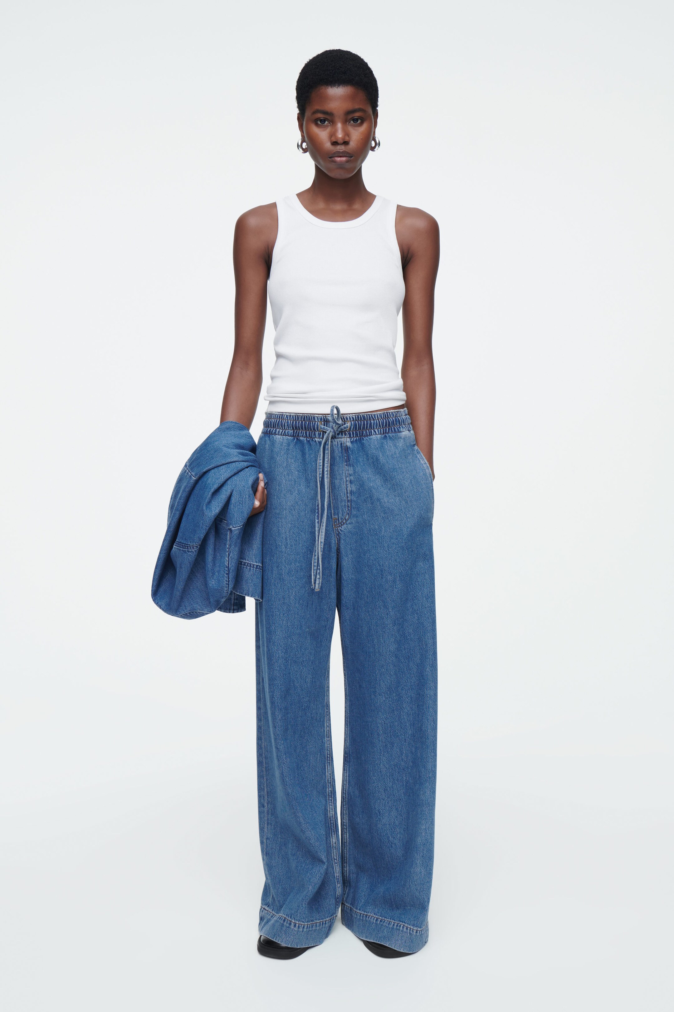 FLIESSENDE HOSE AUS DENIM MIT WEITEM BEIN