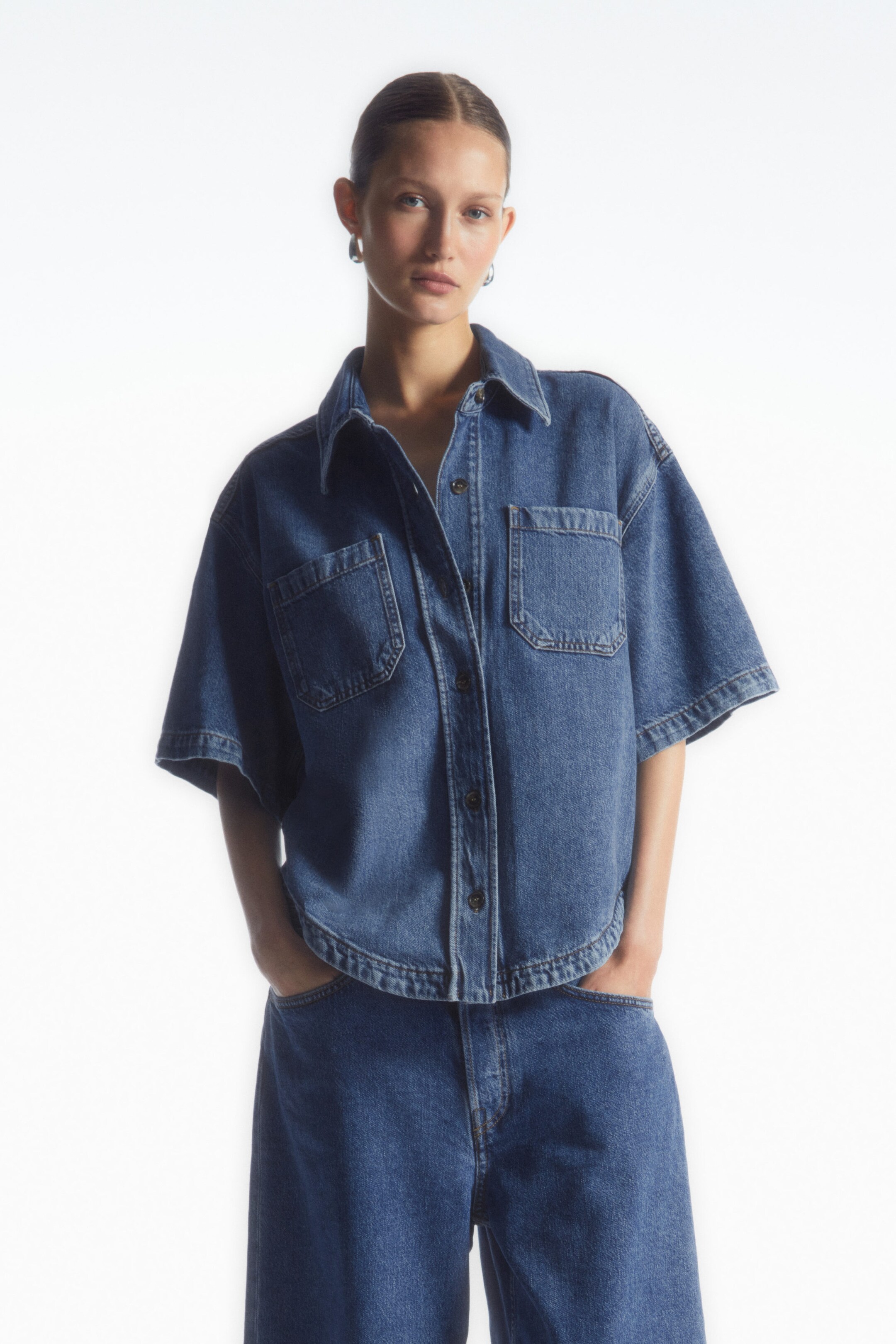 CURVED-HEM SHORT-SLEEVED DENIM SHIRT