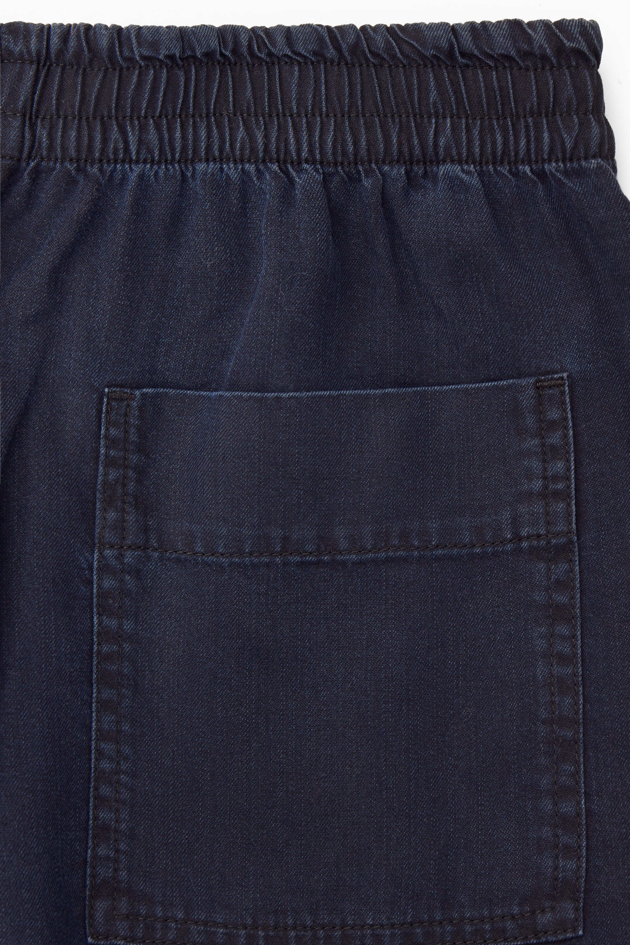 LEICHTE HOSE AUS DENIM MIT GERADEM BEIN