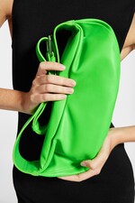 Placeholder for: hand holding green bag